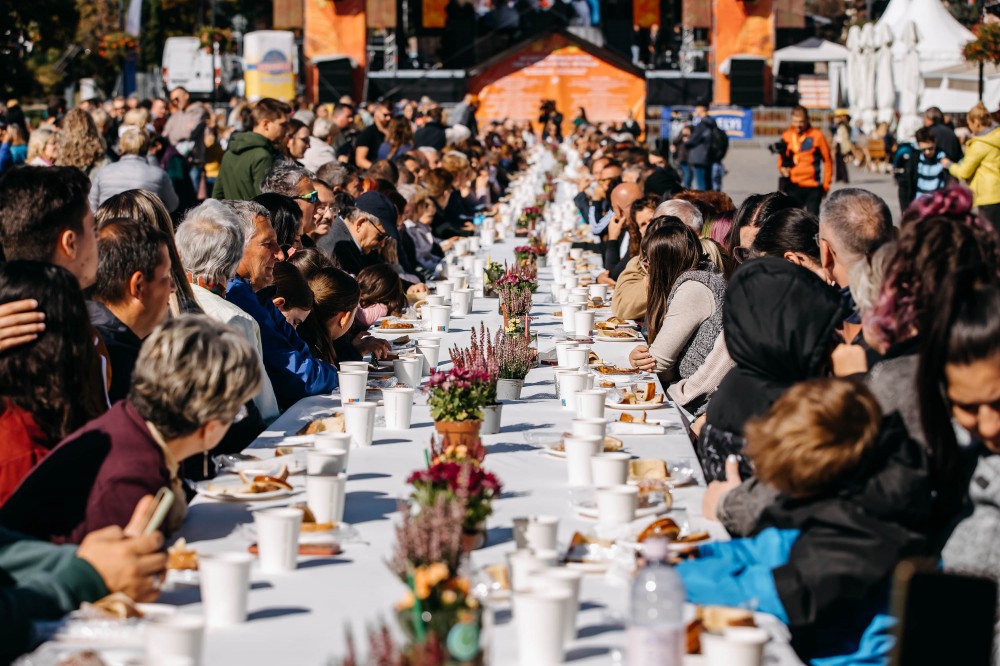 Toamna are gust de kürtőskalács la Sfântu Gheorghe: 17 echipe, în competiție la Festivalul Deliciilor Dulci